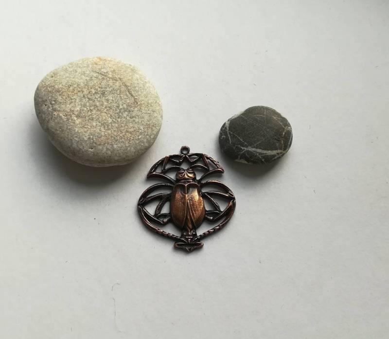 16T - Skarabäus Anhänger Mit Biegering Auf Der Oberseite Antik Kupfer von ClassOfGlass