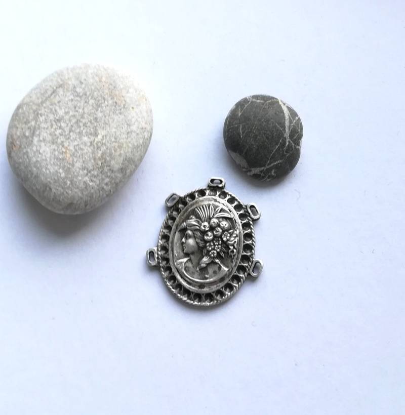 180033 - Ceres Mittelstück Im Jugendstil Farbe Antik Silber von ClassOfGlass