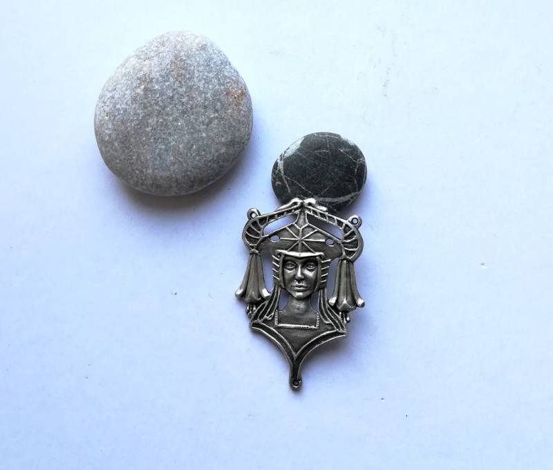 190055A - Kopf "Durmanblüte"- Jugendstil Zinnanhänger-Antiksilber von ClassOfGlass