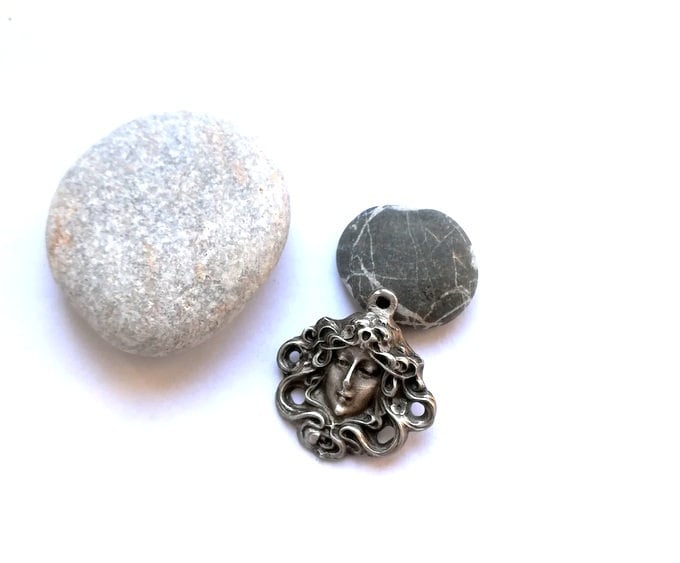 200079 - Anhänger Kopf Antik Silberfarben von ClassOfGlass