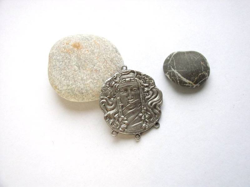 20089 - Junge Priesterin Anhänger Im Jugendstil Silberfarben von ClassOfGlass