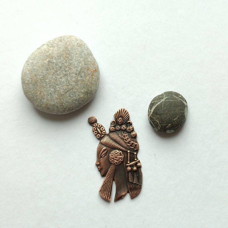 56 - Nubian Princess Anhänger in Antik Kupferfarben von ClassOfGlass