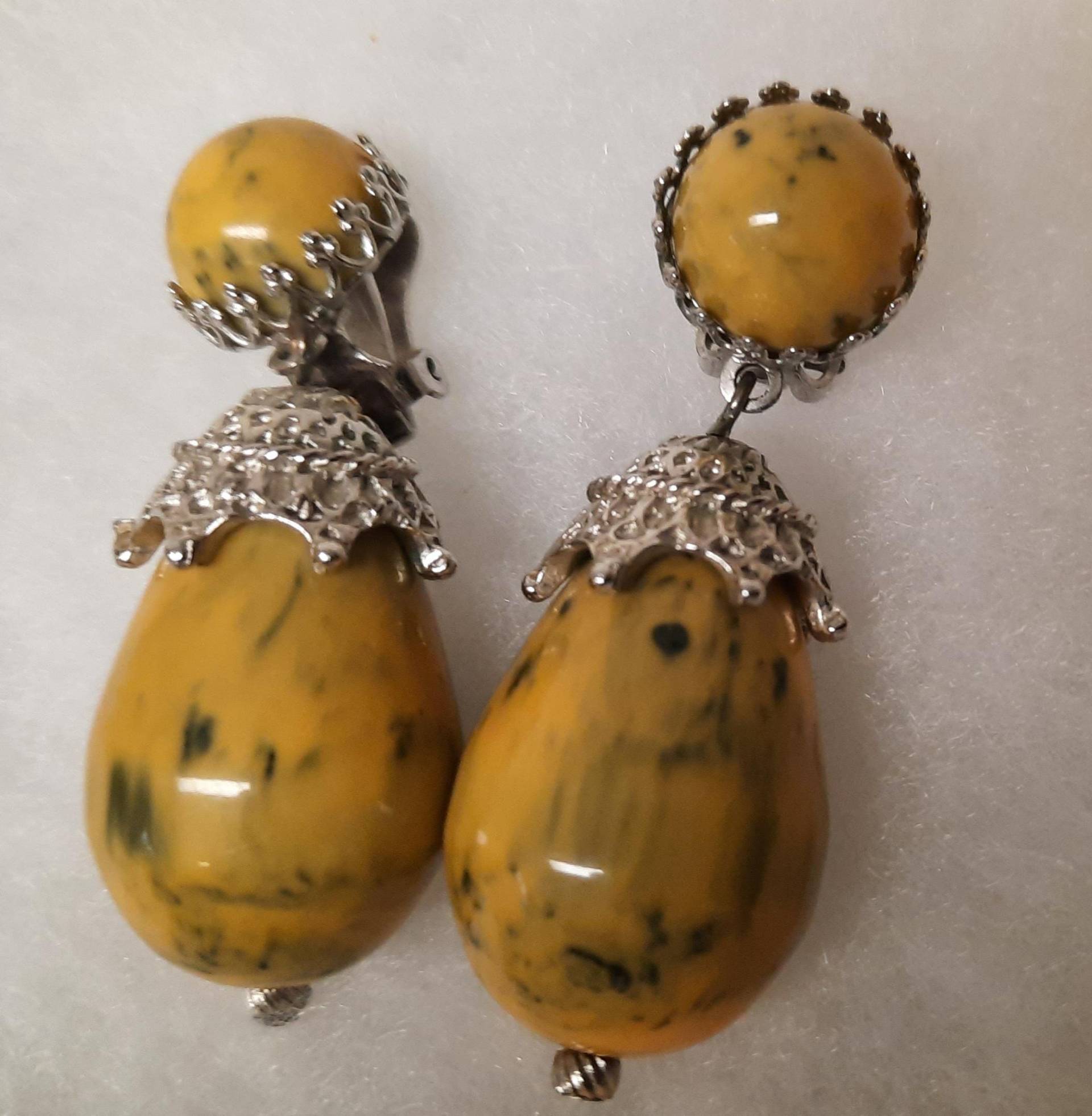 Grün/Gelbe Hängeohrringe Von Hattie Carnegie von ClassicBagsSP