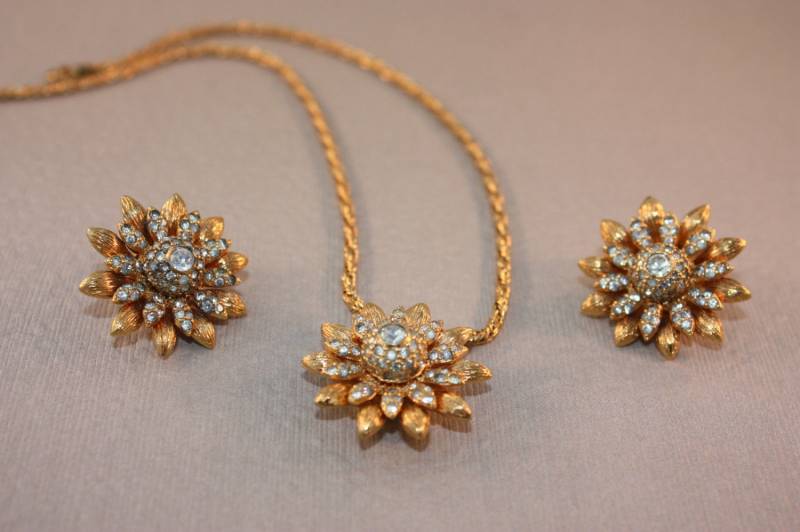 Seltenes Nettie Rosenstein Strass Halskette Und Ohrringe Set von ClassicBagsSP