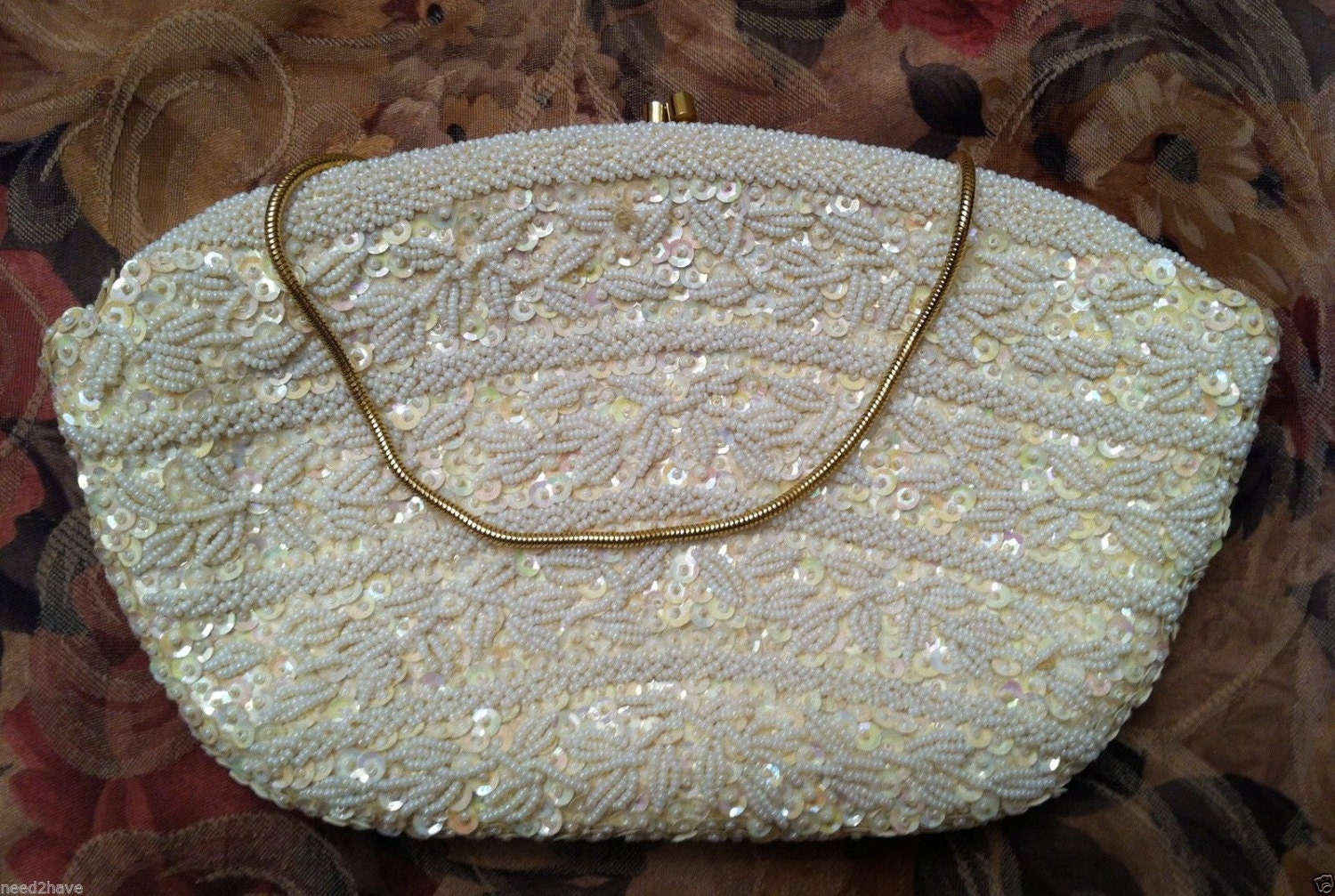 Weiße Perlen Mit Pastellfarbenen Pailletten. Atemberaubend von ClassicBagsSP