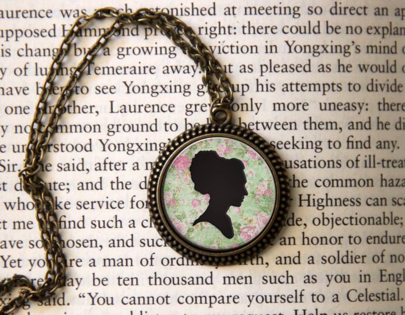 Demelza Poldark Silhouette Runder Anhänger von ClassicBookWallets