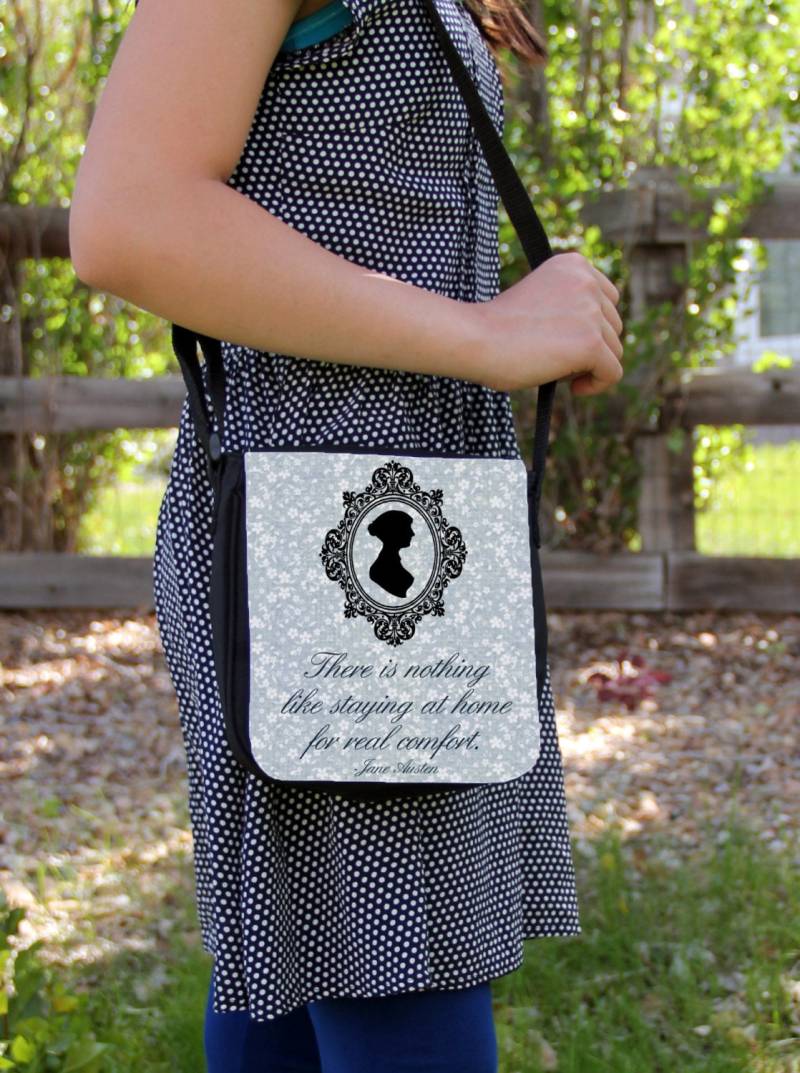 Nichts Wie Zu Hause Bleiben Jane Austen Zitat Canvas Kleine Umhängetasche Geldbörse von ClassicBookWallets
