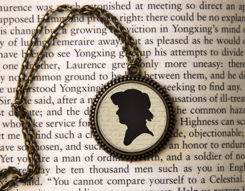 Ross Poldark Silhouette Rund Anhänger von ClassicBookWallets