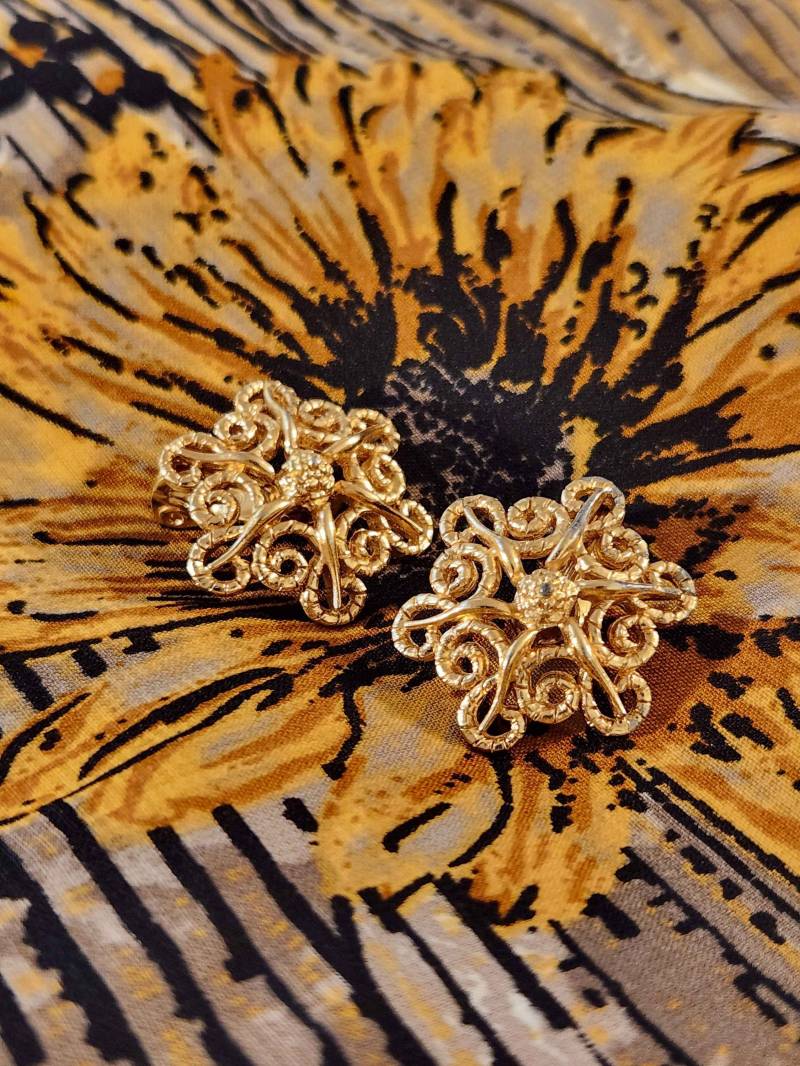 Monet Signierte Goldene Wirbel Ohrclips Vintage Ohrringe von ClassicCoutureCo