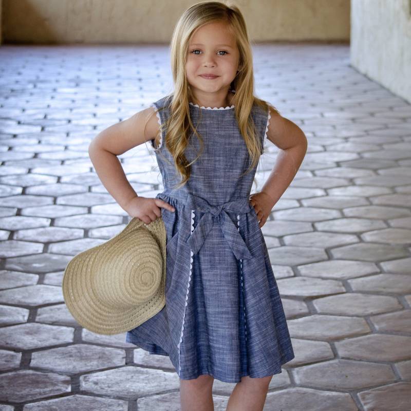 Vintage Inspiriertes Mädchen Kleid - Walk On The Beach in Chambray von ClassicGirlOfficial