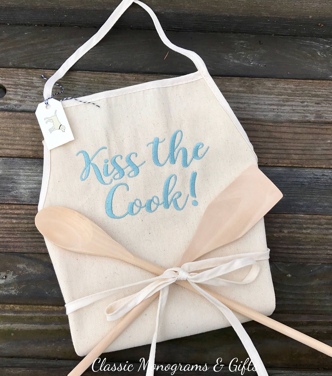 "Bestickte "Kiss The Koch" Schürze | 100% Baumwolle von ClassicMonogramGifts