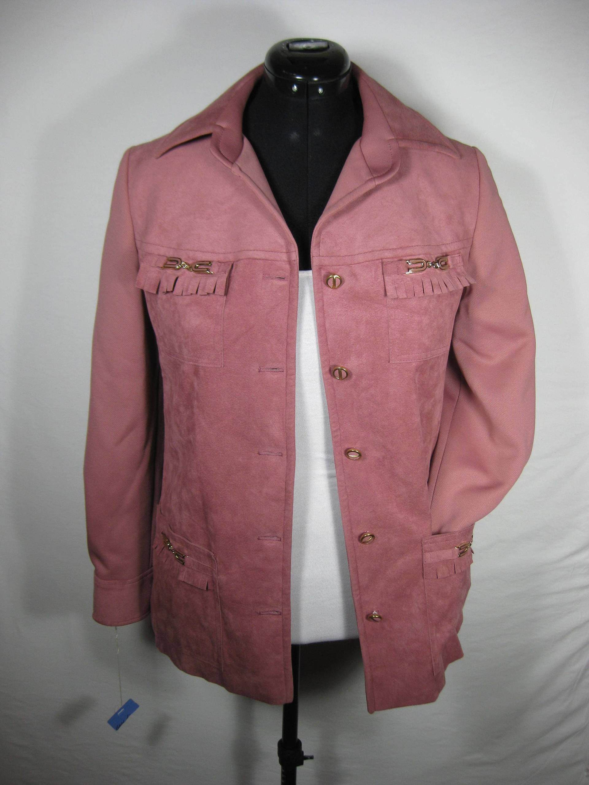 Vintage Lilli Ann Damen Größe 10 Große Mod 60Er Ultra Wildleder Mauve Jacke Mantel Fransentaschen Gold Schnallen Western Retro Pin Up Vintage Lilli Ann Damen Größe 10 Große Mod 60Er Ultra Wildleder Mauve Jacke Mantel Fransentaschen Gold Schnallen Western Retro Pin Up von ClassicStyleVintage