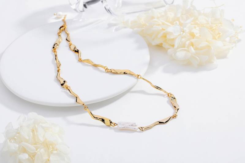 Gold Geschmolzene Barocke Perlenkette Einzigartiges Unregelmäßiges Design von Classicharmsofficial