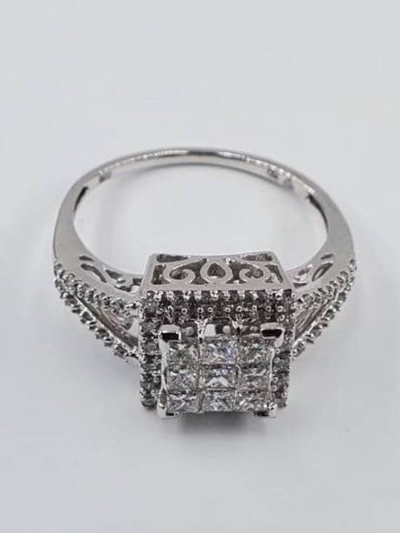 18K Weißgoldring Mit Halo-Pave-Fassung Und Multi-stein Princess Cut Diamanten. Bestes Geburtstags -/Jahrestags - Hochzeitsgeschenk von ClassisJewellers