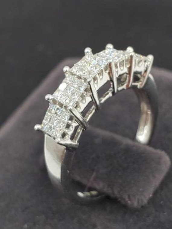 45 Stein Diamanten Im Princess Cut Sind Sicher Auf Einem 750 Weißgoldring Gestapelt. Bestes Geburtstags -/Jahrestags - Hochzeitsgeschenk. Weltweit von ClassisJewellers