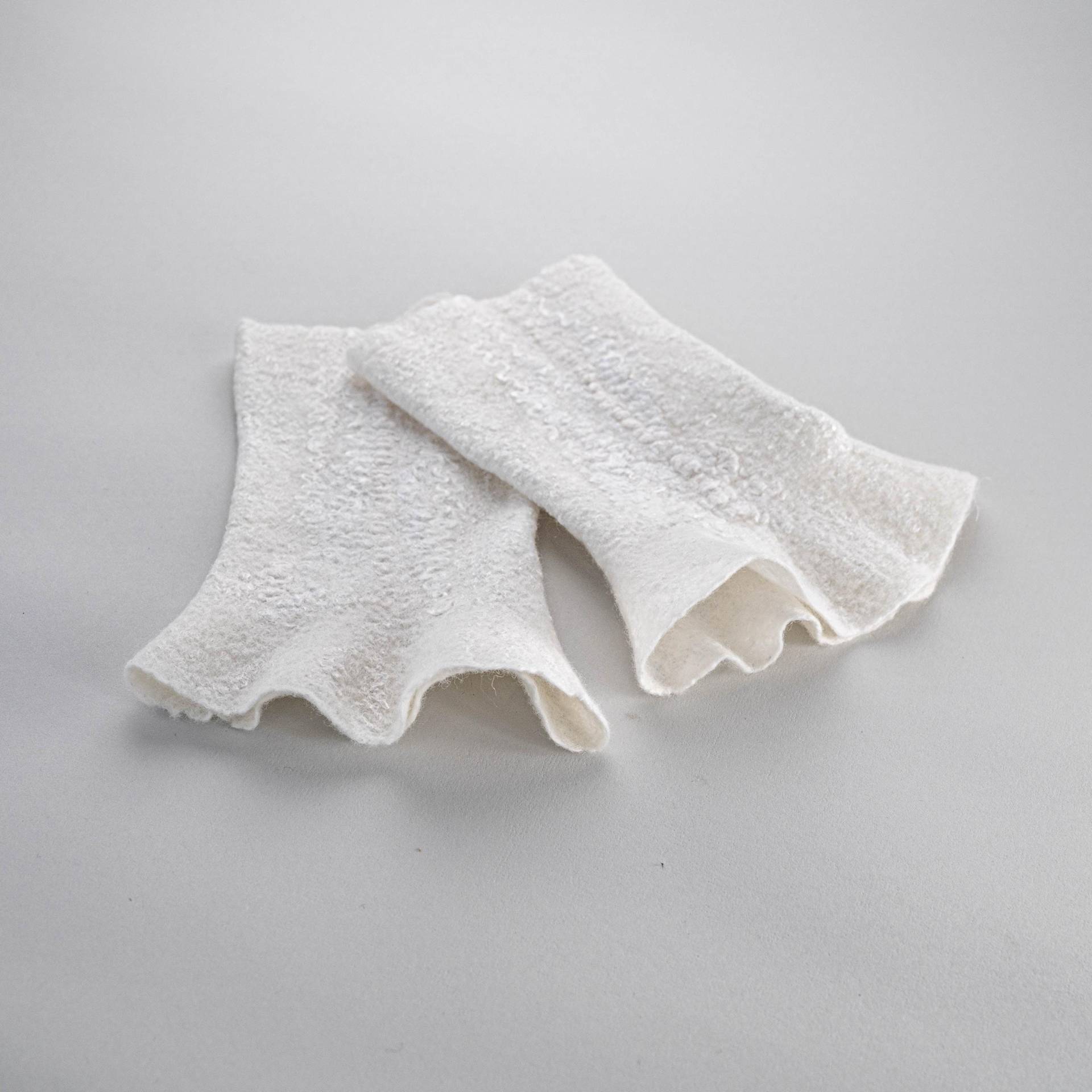 Cremeweiße Armstulpen Aus Wolle - Handgefilzte Handgefertigte Fingerlose Handschuhe Filz von ClassyFelt