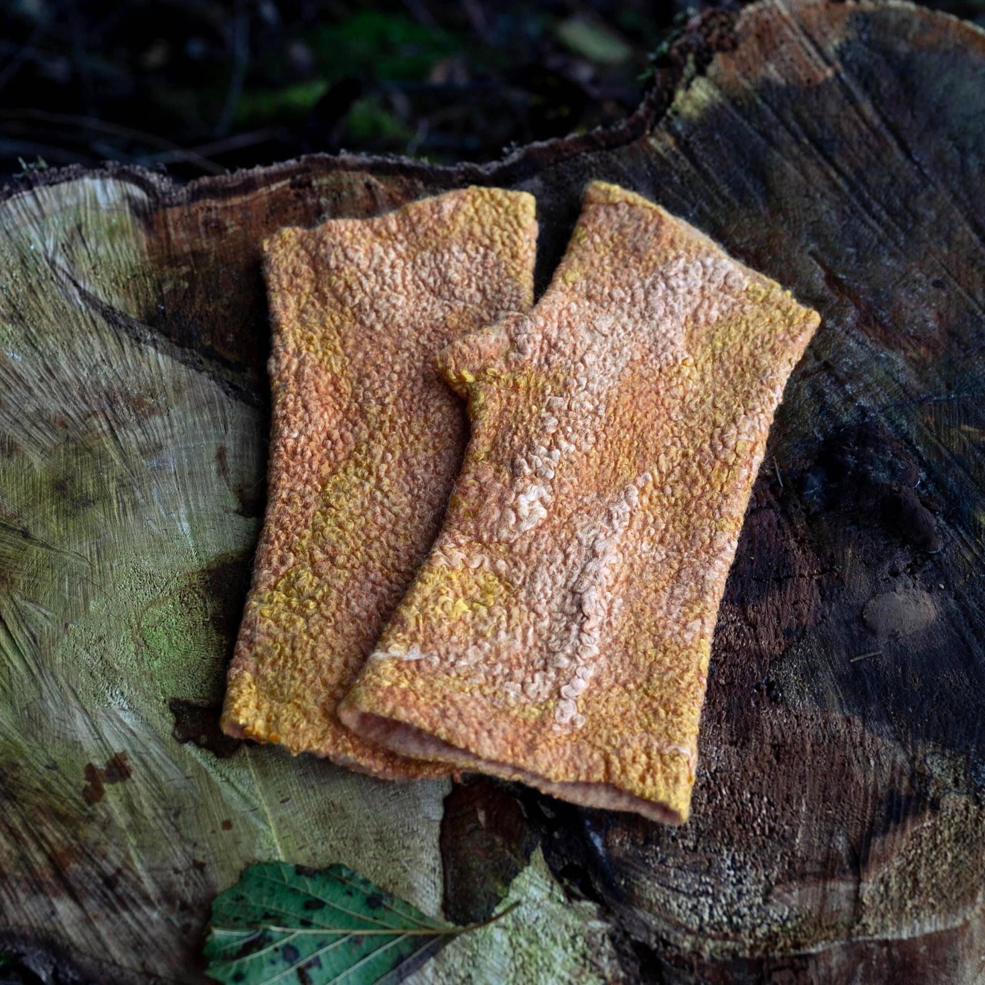 Erdige Orangene Fingerlose Handschuhe - Handgefertigte Gelb Braune Gefilzte Wollfäustlinge Strukturierte Armstulpen von ClassyFelt