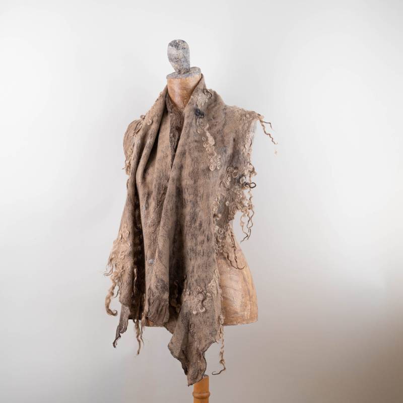 Handgefärbter Boho Schal - Taupe Gefilzte Stola Handgefärbt Art To Wear Botanisch Gefärbt von ClassyFelt