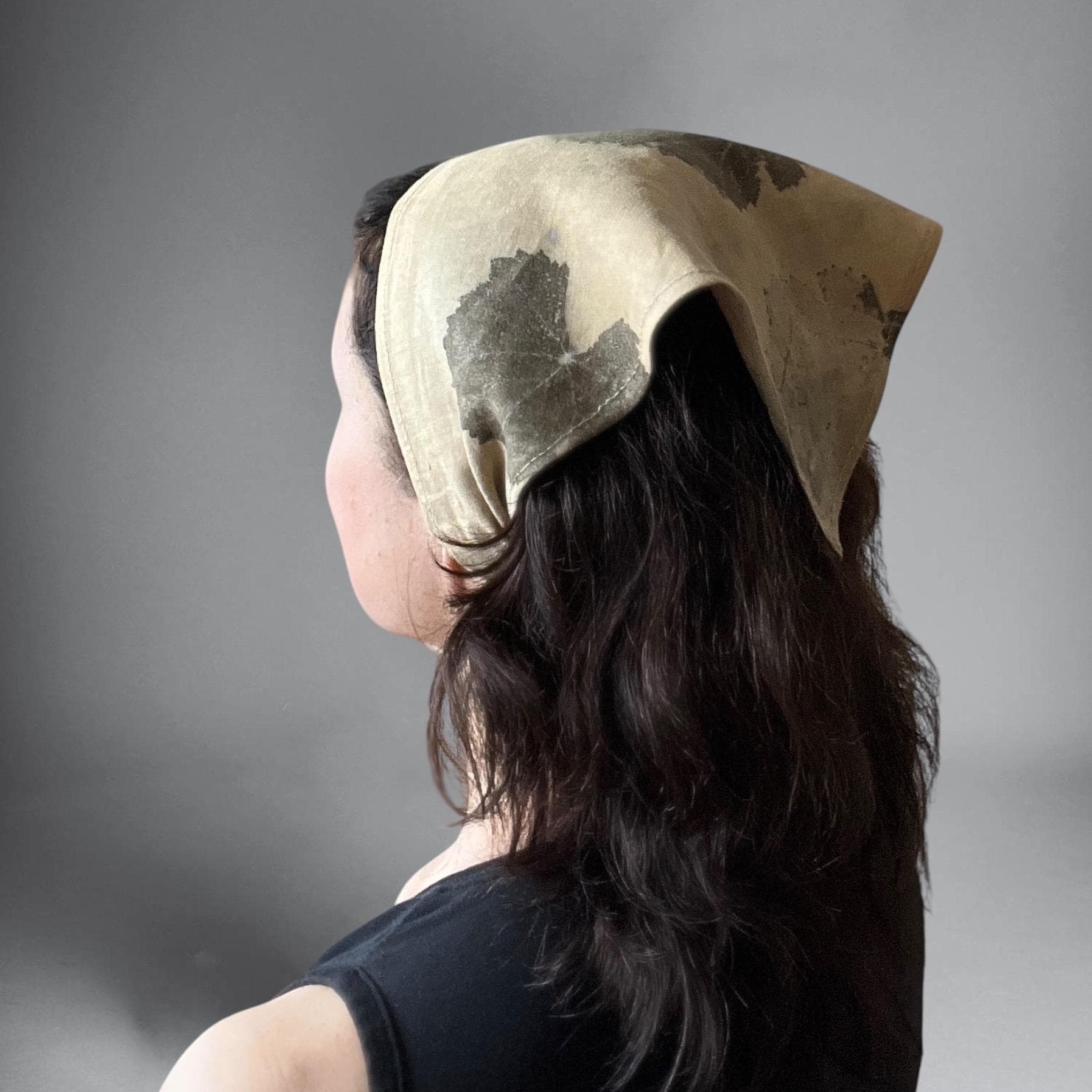 Natur-Kopftuch Pflanzengefärbt - Kopftuch Cottagecore Dreieckstuch Nachhaltiges Haar-Accessoire von ClassyFelt