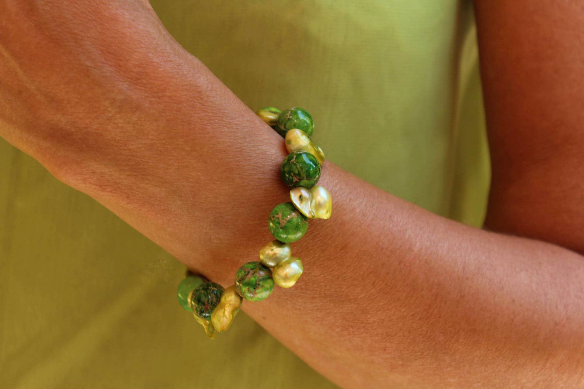 Grünes Armband, Jaspis Perlenarmband, Magnetverschluss Silberdraht Sicherheitskettchen Armband Grünes Armband, Jaspis Perlenarmband, Magnetverschluss Silberdraht Sicherheitskettchen Armband von ClassyGlamDesigns