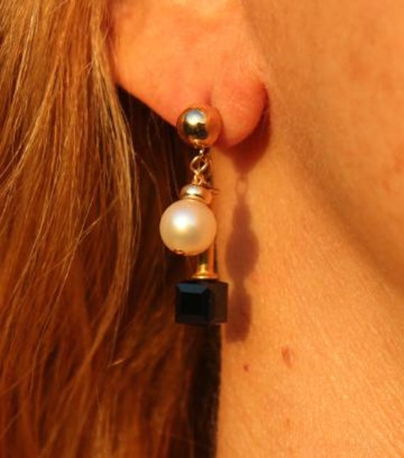 Weiße Perlenohrringe, Perlentropfenohrringe, 14K Solide Goldohrringe, Schwarzweißohrringe, Perlen - Und Goldohrstecker von ClassyGlamDesigns