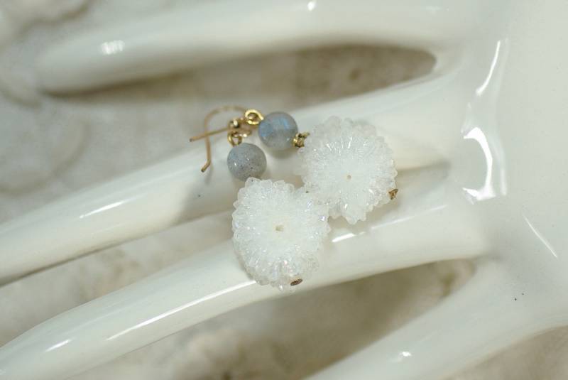 Einzigartige Kristall Quarz/Labradorit Tropfen Ohrring, Handgefertigte Weiße Platte Baumelt Ohrringe Unter 25, Nature Made Stones Einzigartige Kristall Quarz/Labradorit Tropfen Ohrring, Handgefertigte Weiße Platte Baumelt Ohrringe Unter 25, Nature Made Stones von ClassyLadyElaine