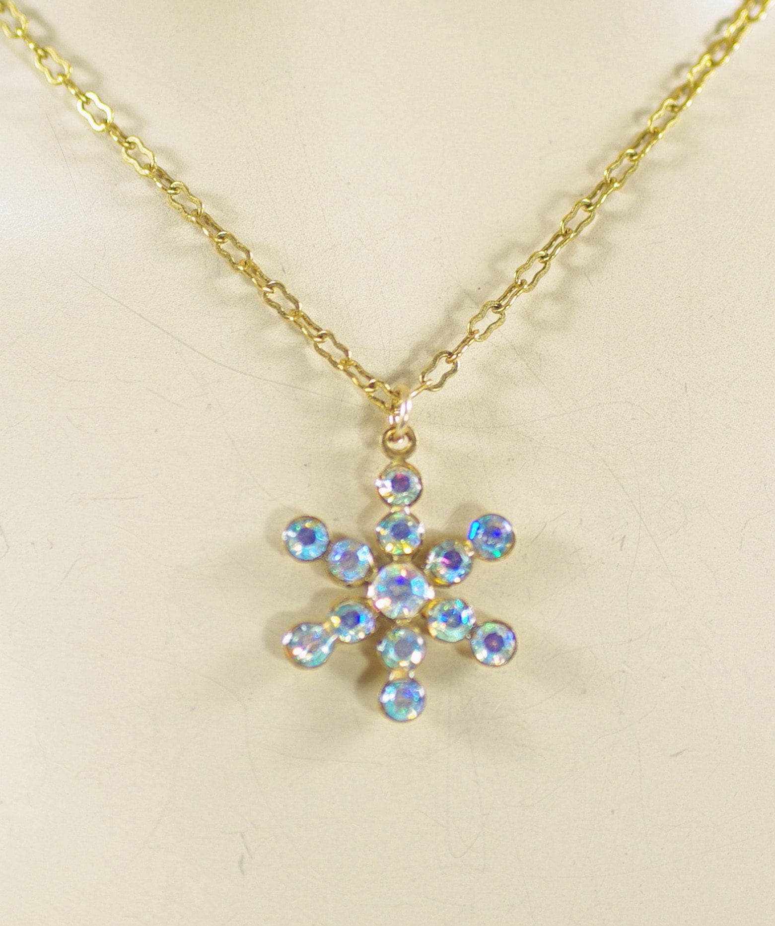 Swarovski Aurora Borealis Schneeflocke Anhänger Winter Kristall Schmuck, Individueller Schneeflocken Schmuck Swarovski Aurora Borealis Schneeflocke Anhänger Winter Kristall Schmuck, Individueller Schneeflocken Schmuck von ClassyLadyElaine