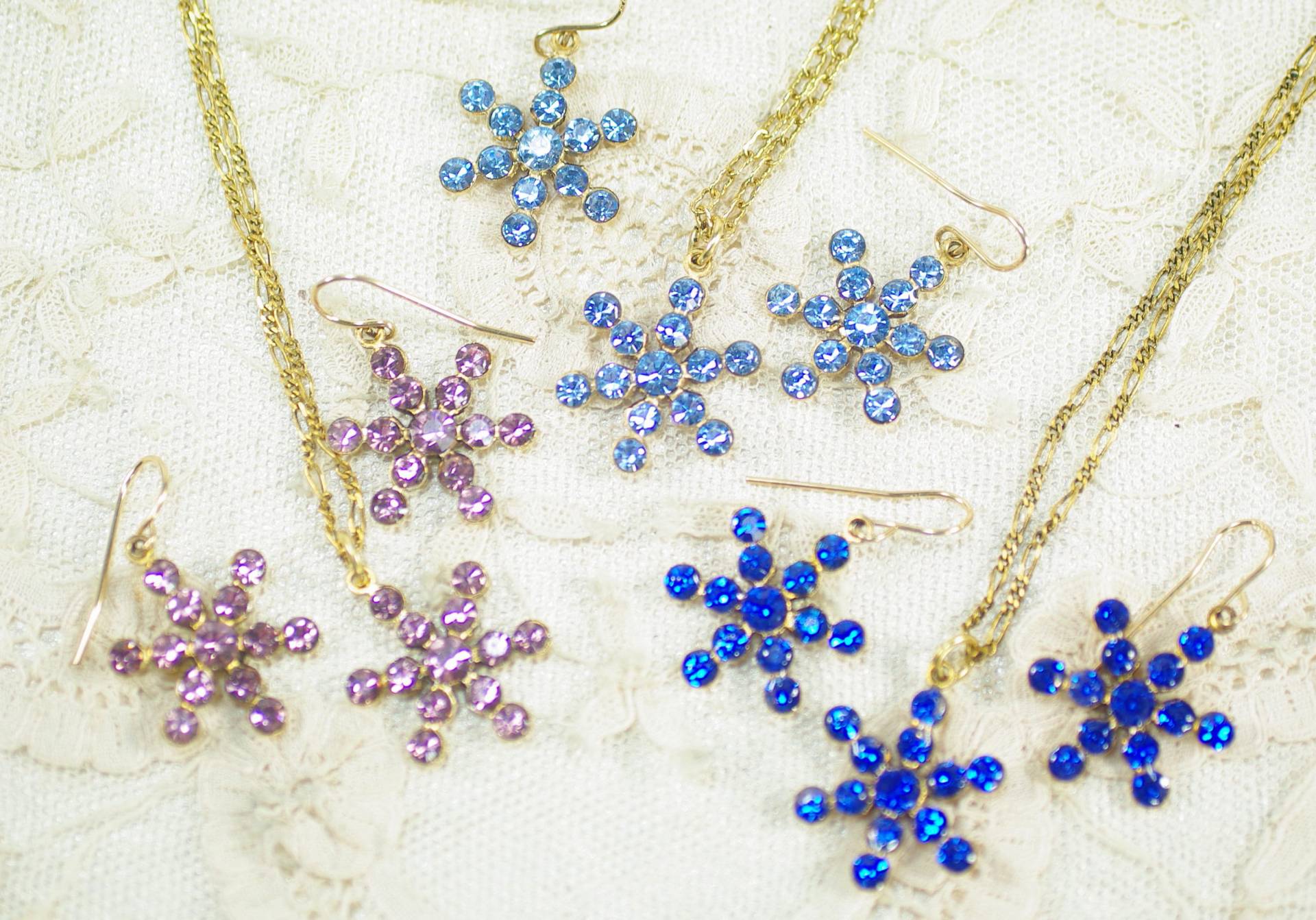 Swarovski Strass Schneeflocken Schmuck Set Blau Lila Kristall Anhänger Ohrringe, Einzigartige Swarovski Strass Schneeflocken Schmuck Set Blau Lila Kristall Anhänger Ohrringe, Einzigartige von ClassyLadyElaine