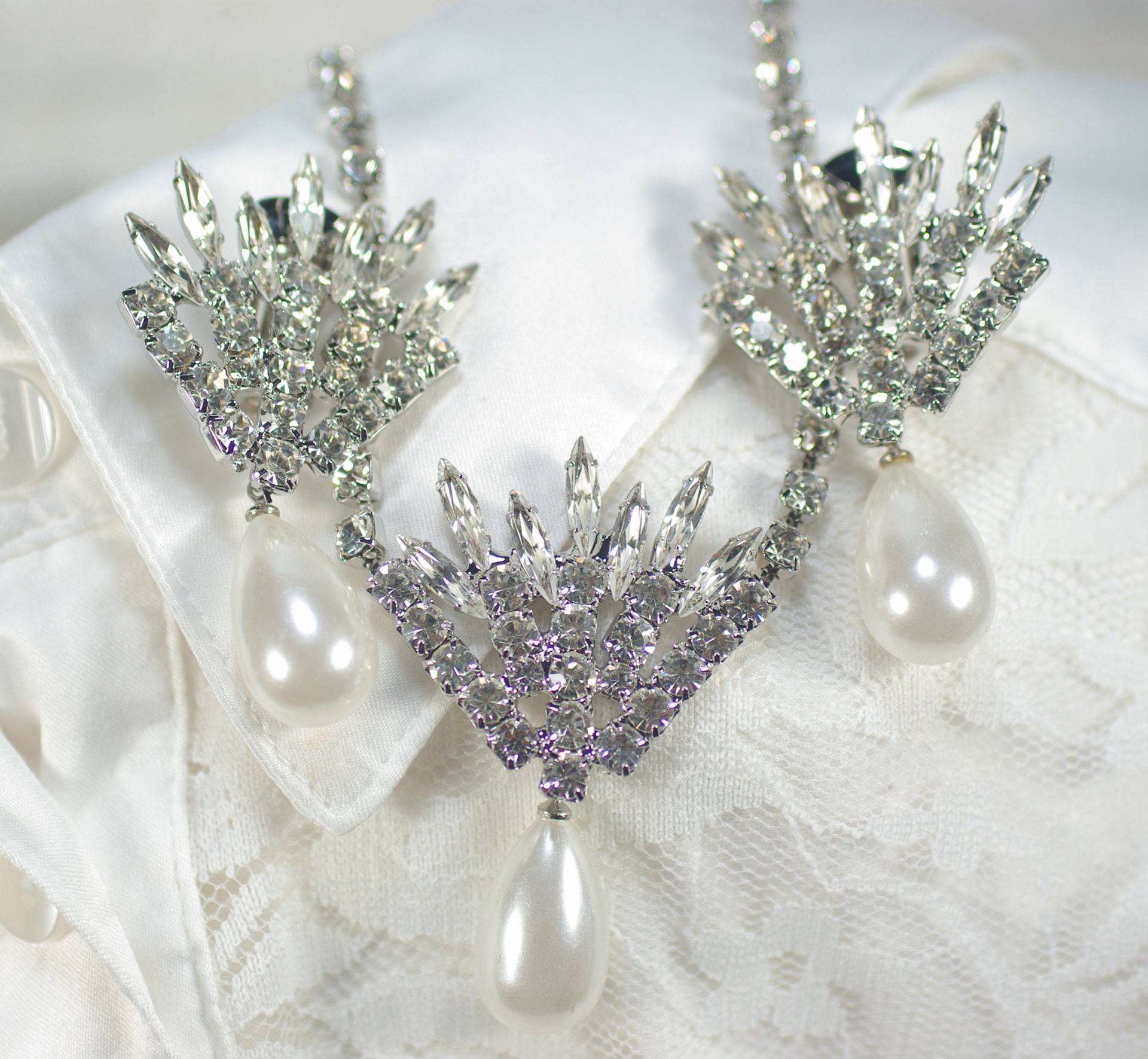 Vintage Strass Perle Halskette Ohrring Set Silber Brautschmuck Vintage Strass Perle Halskette Ohrring Set Silber Brautschmuck von ClassyLadyElaine