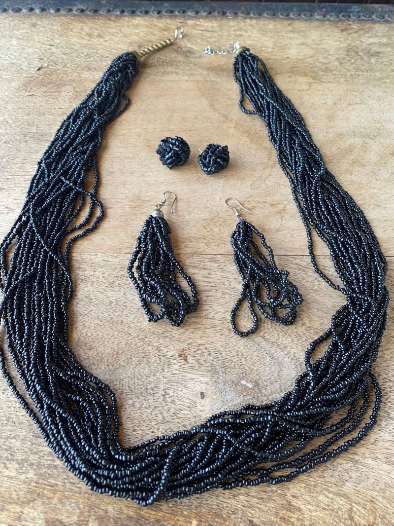 Black Multi Strands Heishi Perlen Halskette Set Southwestern Style. 2 Paar Farblich Sortierte Ohrhänger von ClassyRagsVintage
