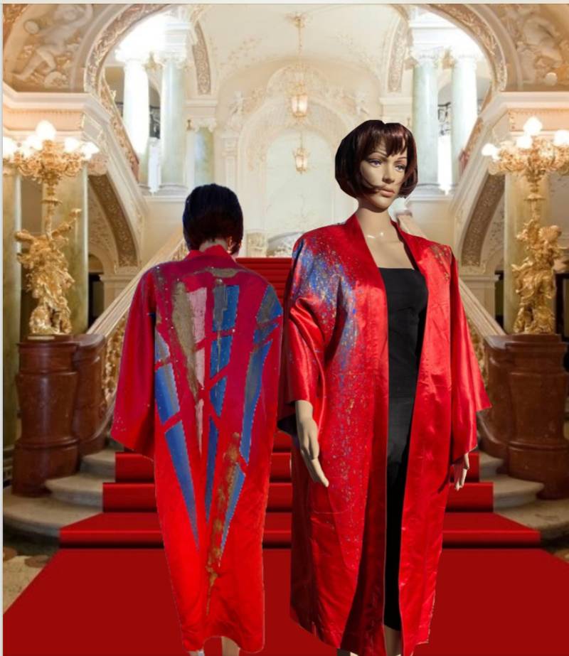 Seltener Fund. Handbemalte Seide. Roter Satinmantel Signiert Von Der Künstlerin Julie Anderson 1985. Und Blauer Satin. Abendmantel von ClassyRagsVintage