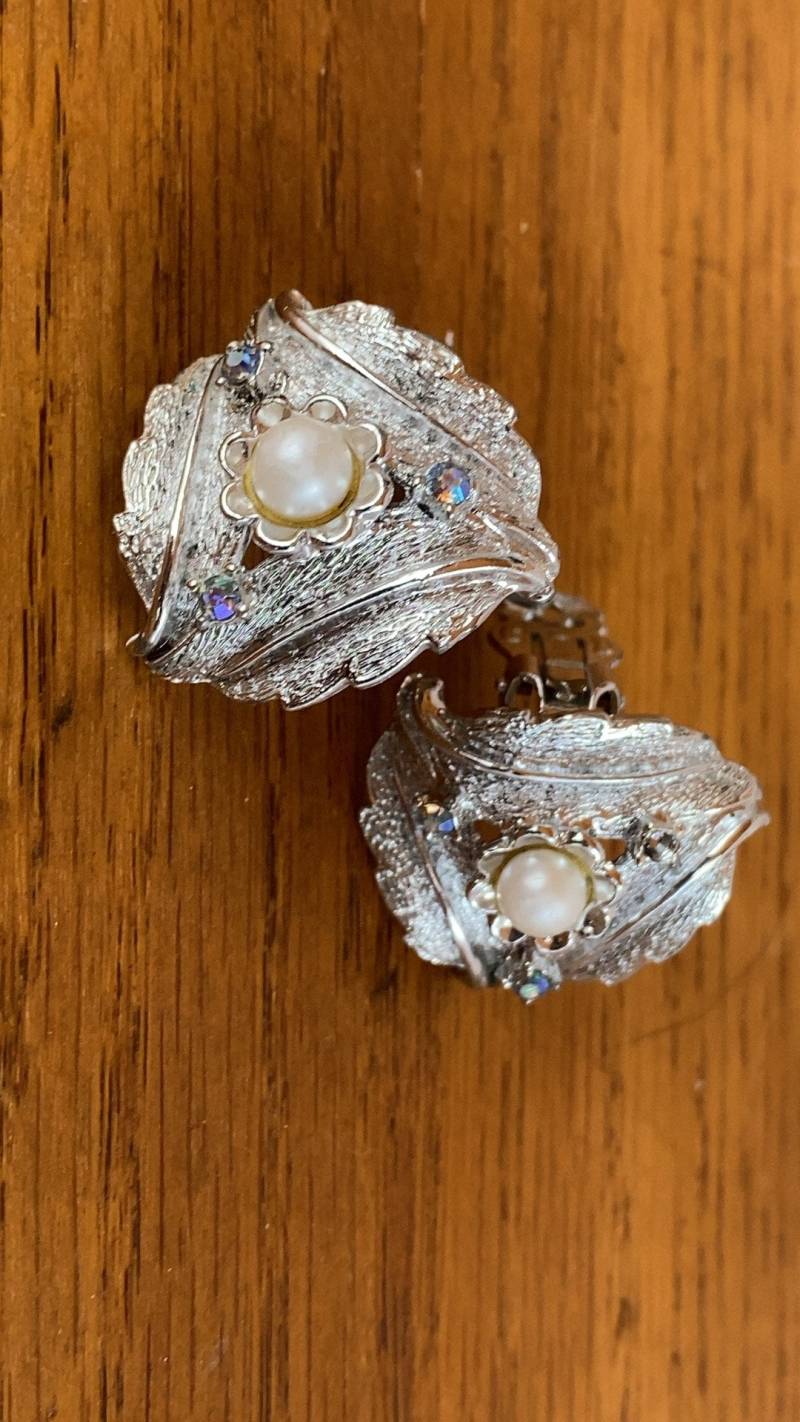 Vintage 1960's - Judy Lee Ohrclips. Silberfarbene Clips Mit Perle Und Strasssteinen von ClassyRagsVintage