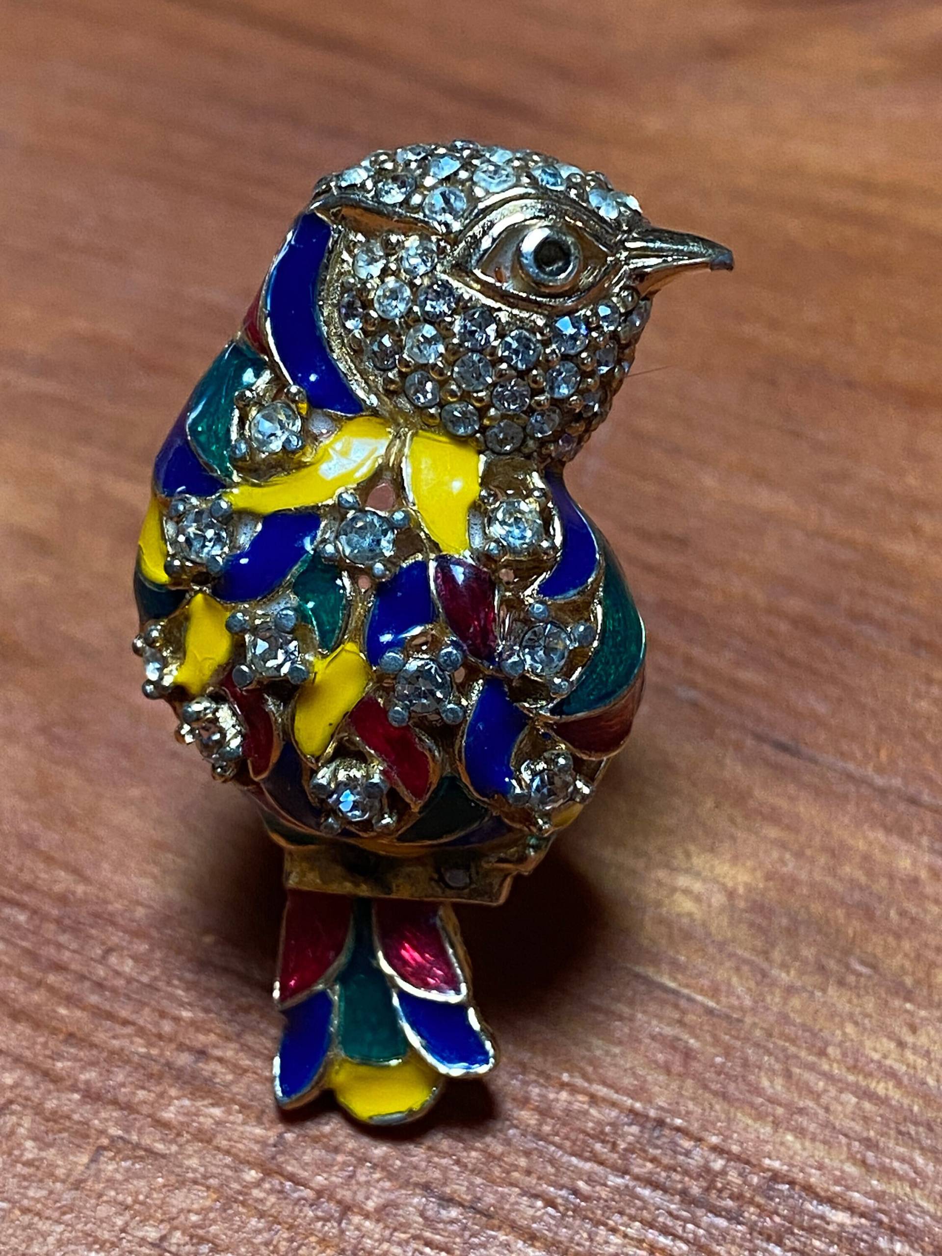 Vintage 1960Er Jahre Brosche - Papagei Cloisonne Pin Mit Emailliertem Körper Und Strasskopf von ClassyRagsVintage