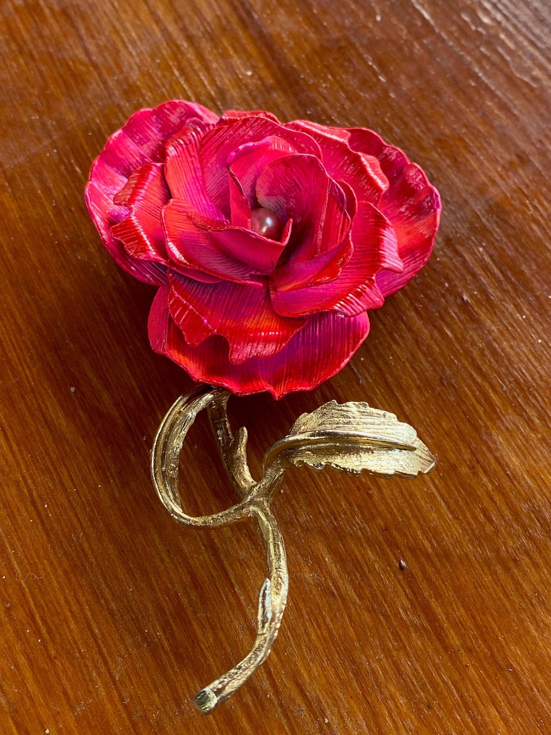 Vintage 1960Er Jahre - Große Rosen Anstecknadel Auf Goldfarbenem Stiel Mit Perle Als Mittelpunkt von ClassyRagsVintage