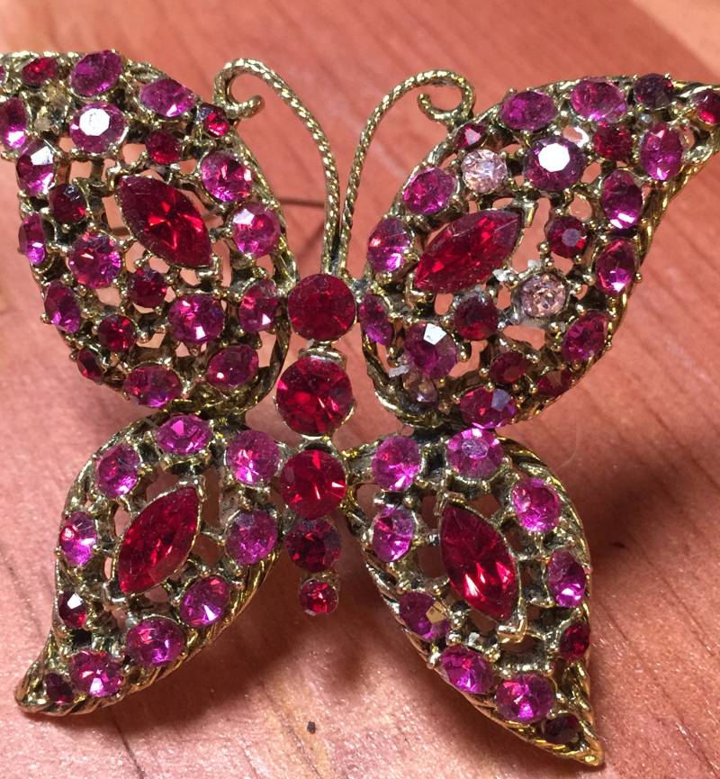 Vintage 50Er - 60Er Jahre Rot Pink Schmetterling Auf Goldenem Gitter-Pin von ClassyRagsVintage