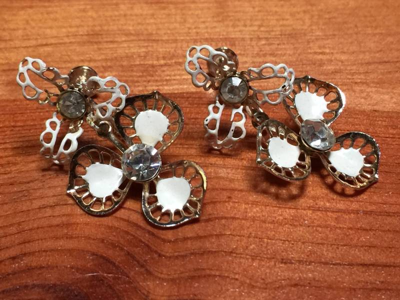 Vintage 50Er Jahre - Weiß-Goldene Filligrane Ohrstecker Mit Strasssteinen Schraubverschluss von ClassyRagsVintage