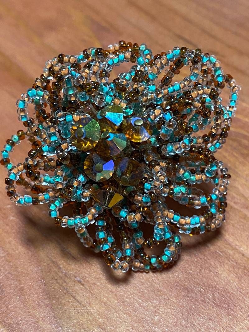 Vintage 60Er Jahre - Handgemachte Brosche. Cluster Schleifen Mit Topas Strass in Der Mitte von ClassyRagsVintage
