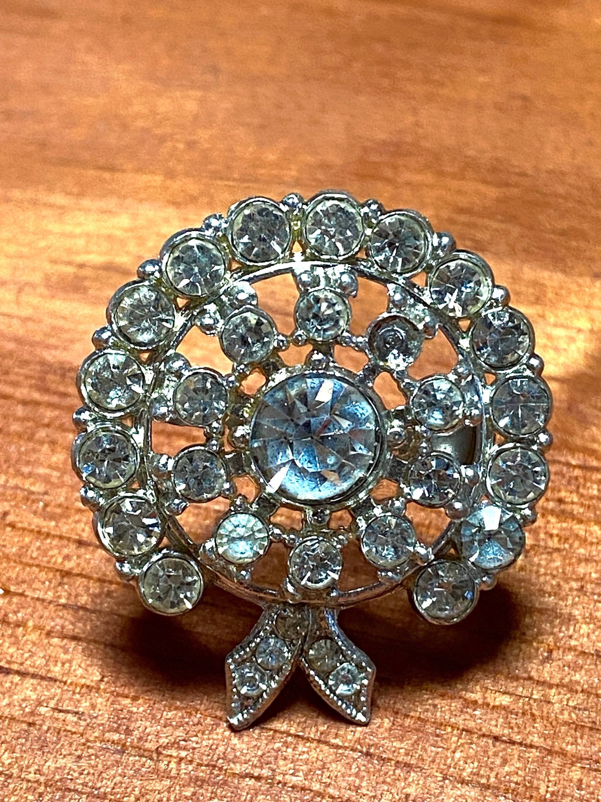 Vintage 60Er Jahre - Runde Klare Strassbrosche Mit Schleifchen von ClassyRagsVintage