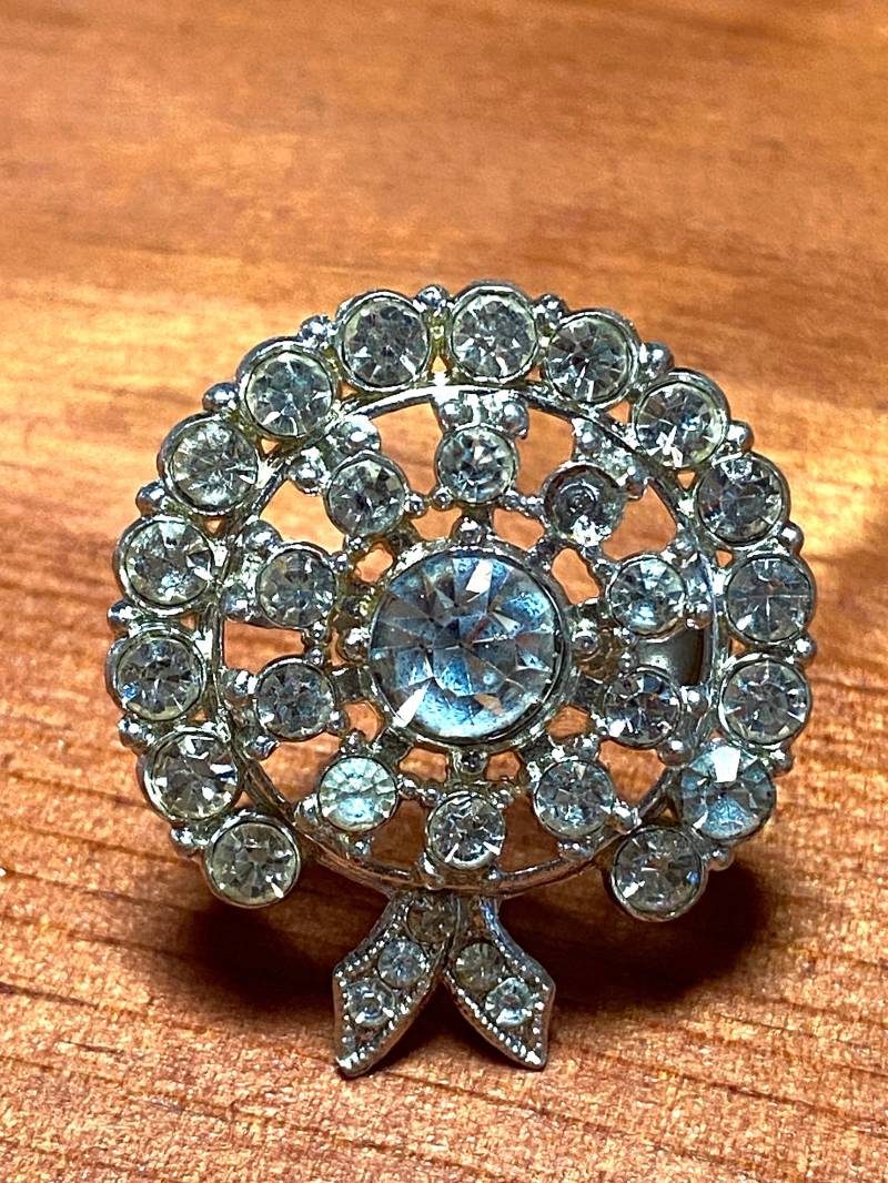 Vintage 60Er Jahre - Runde Klare Strassbrosche Mit Schleifchen von ClassyRagsVintage