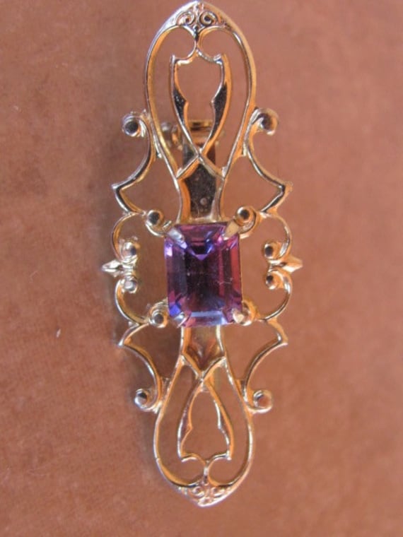 Vintage 60Er Jahre Vergoldete Filigrane Brosche Amethyst Mit Smaragdschliff von ClassyRagsVintage