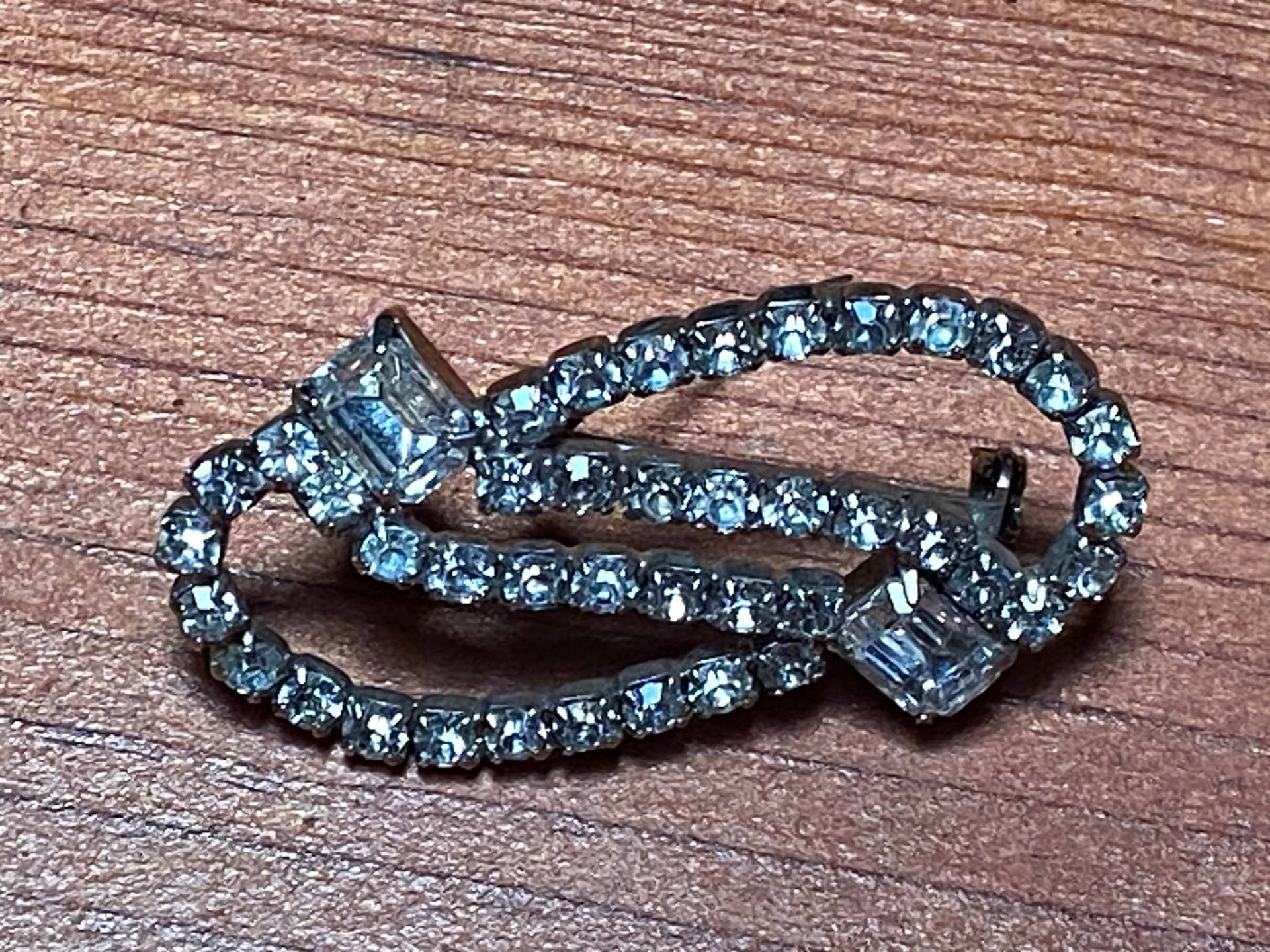 Vintage 60Er Jahre - Weiße Strassbrosche von ClassyRagsVintage