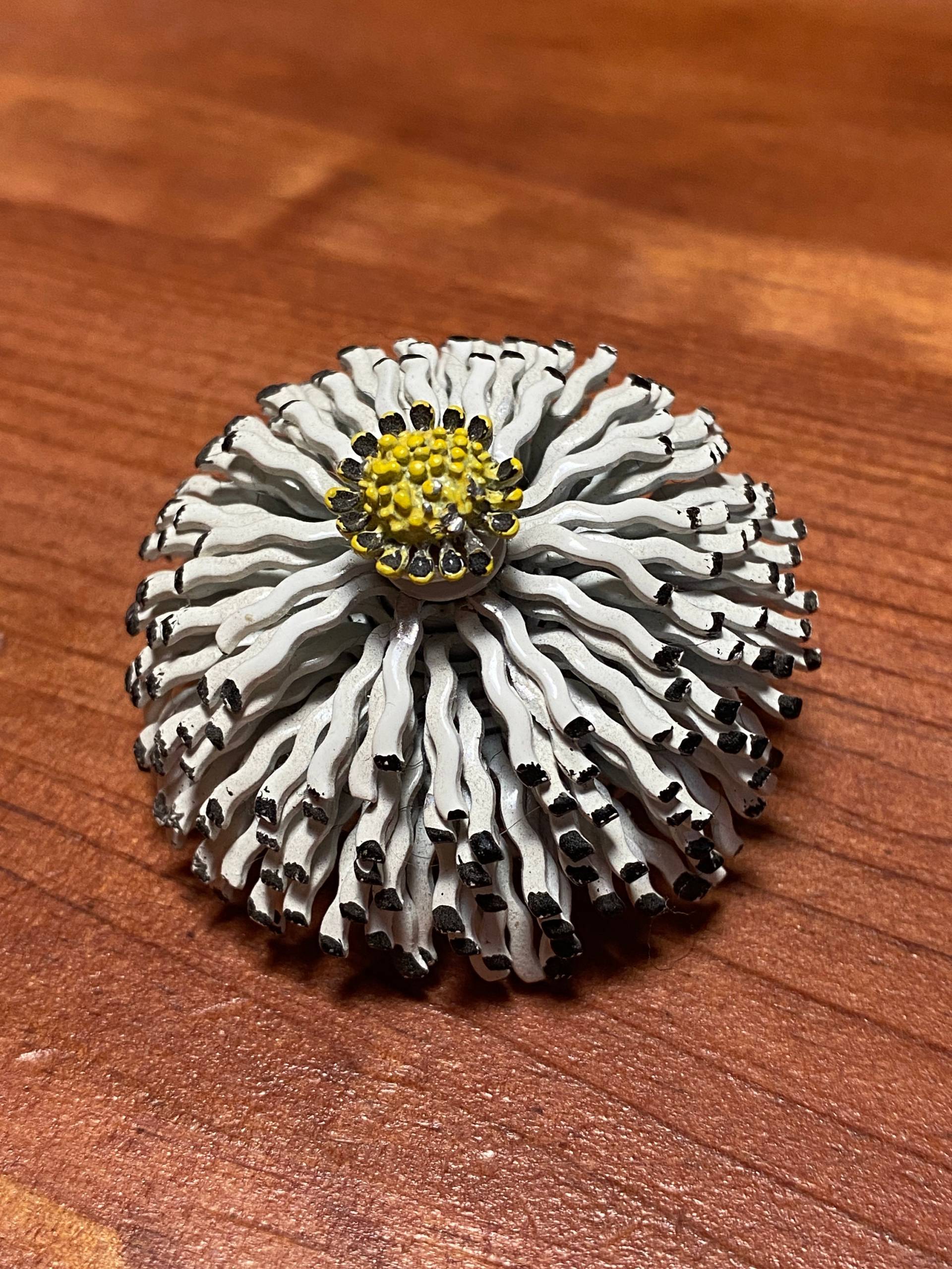 Vintage 60S - Multi Dimensionaler Anstecker Aus Weißem Metall Gänseblümchen Mit Gelber Mitte von ClassyRagsVintage