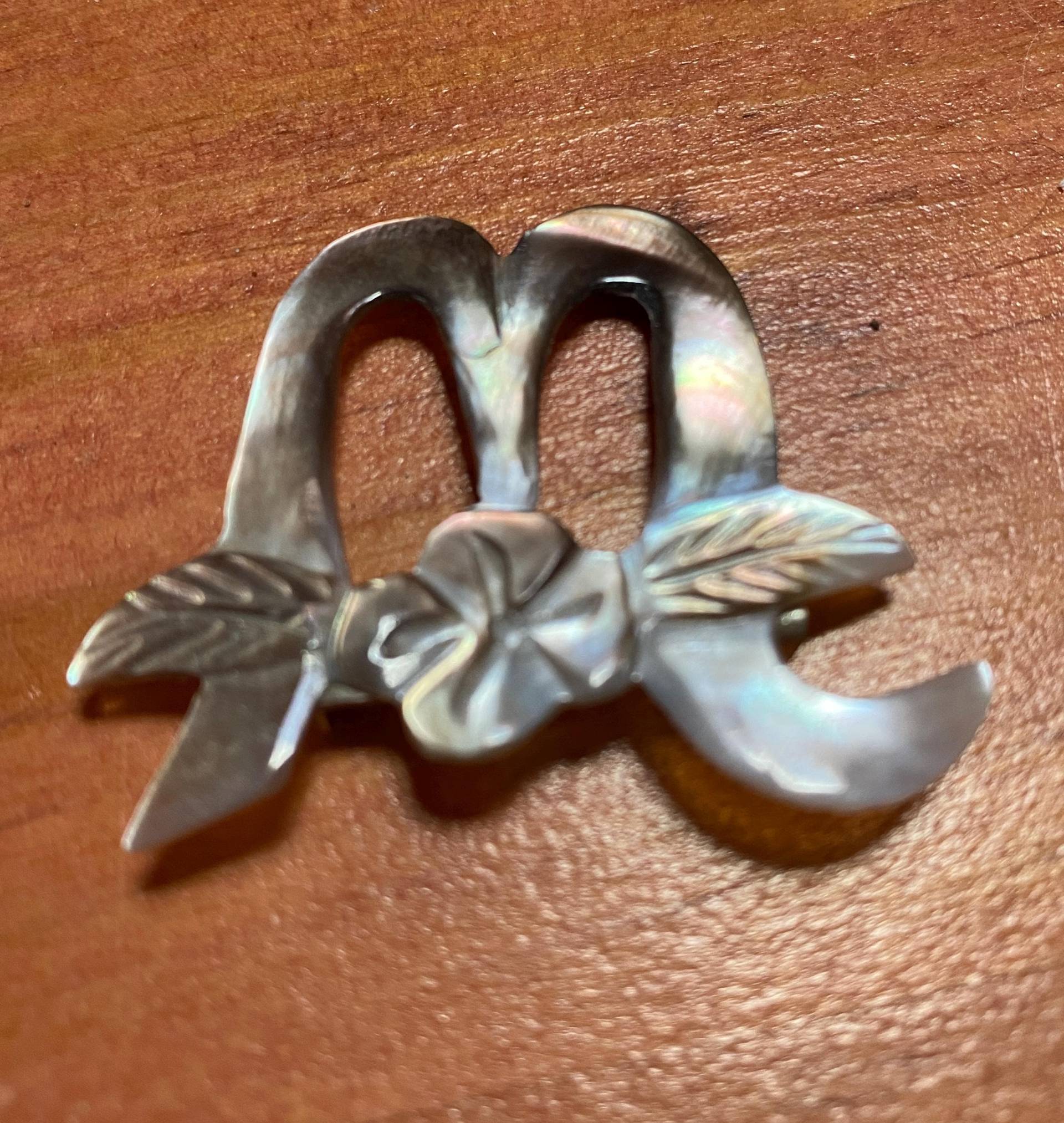 Vintage 60S Schmuck - Buchstabe "M" Oder "W" Perlmutt Brosche/Anstecknadel." von ClassyRagsVintage