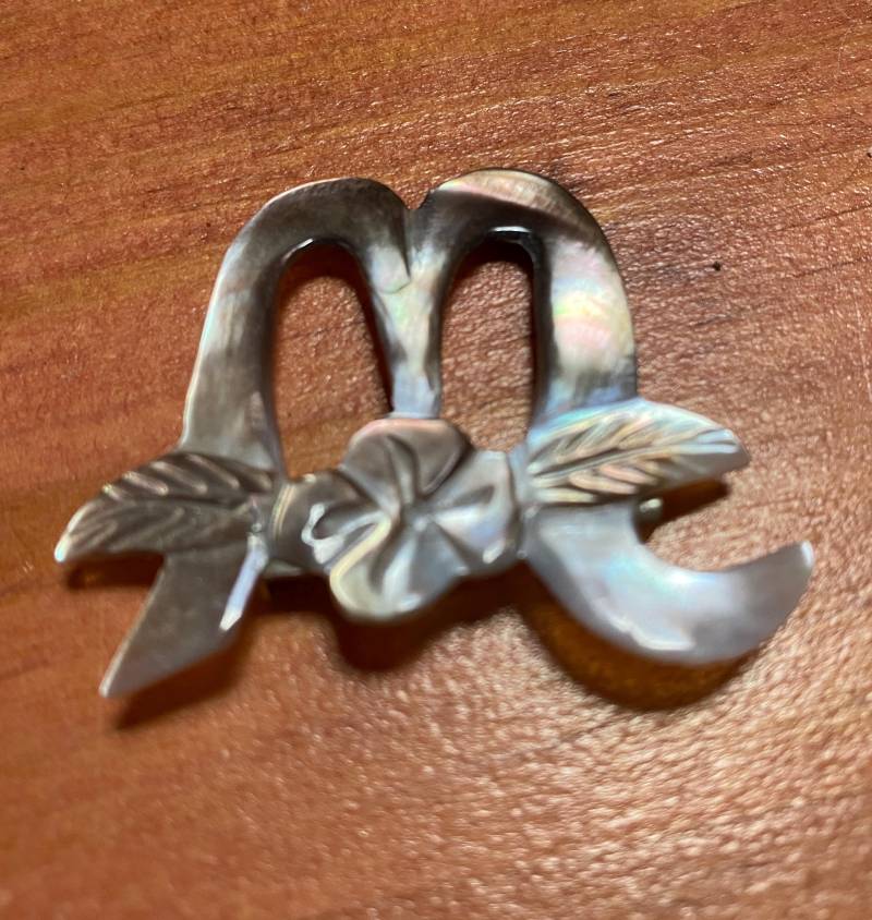 Vintage 60S Schmuck - Buchstabe "M" Oder "W" Perlmutt Brosche/Anstecknadel." von ClassyRagsVintage