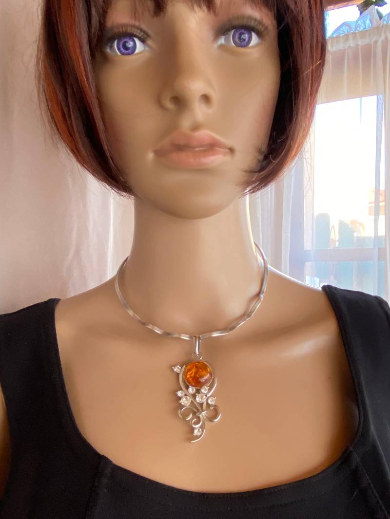 Vintage 80Er Jahre - Faux Bernstein Runder Anhänger Mit Weißen Strasssteinen. Inklusive Langer Verstellbarer Kette von ClassyRagsVintage