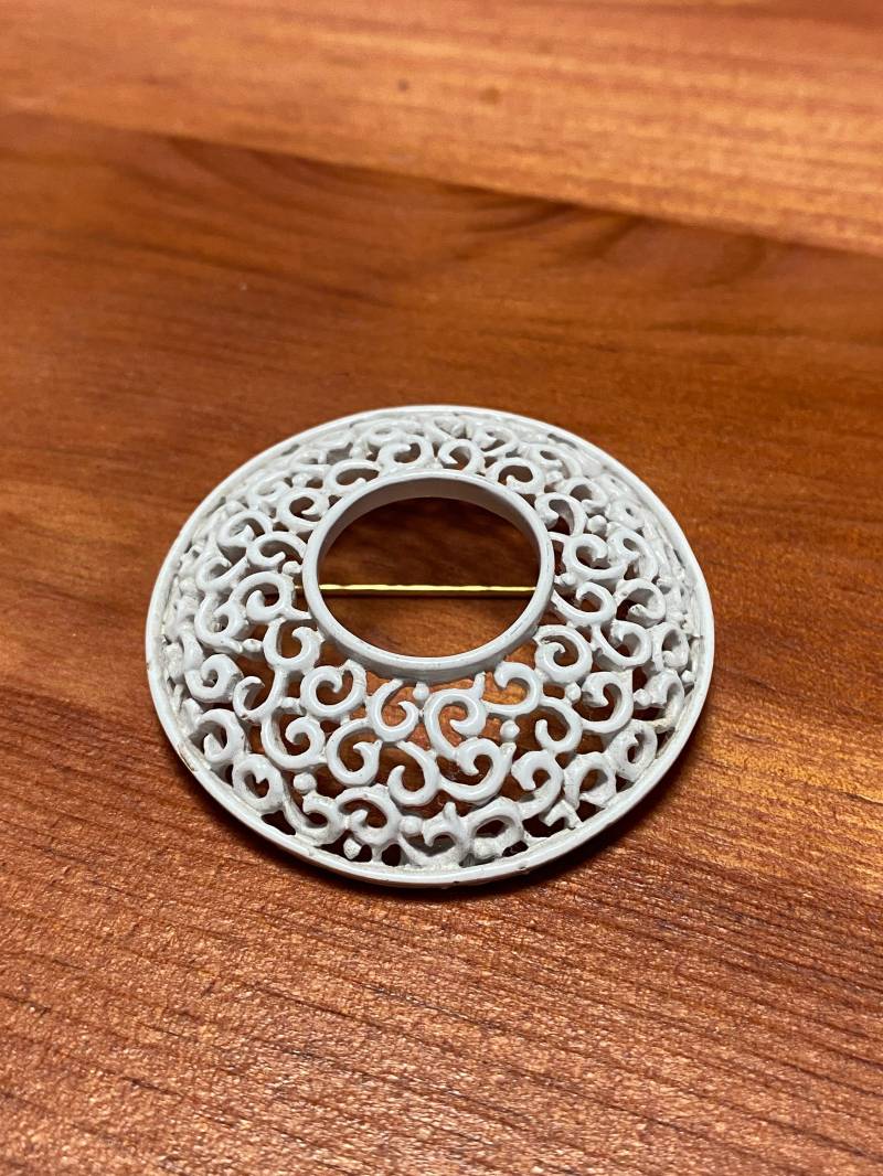 Vintage Trifari - Runde Weiß Emaillierte Brosche Mit Gitterwerk von ClassyRagsVintage