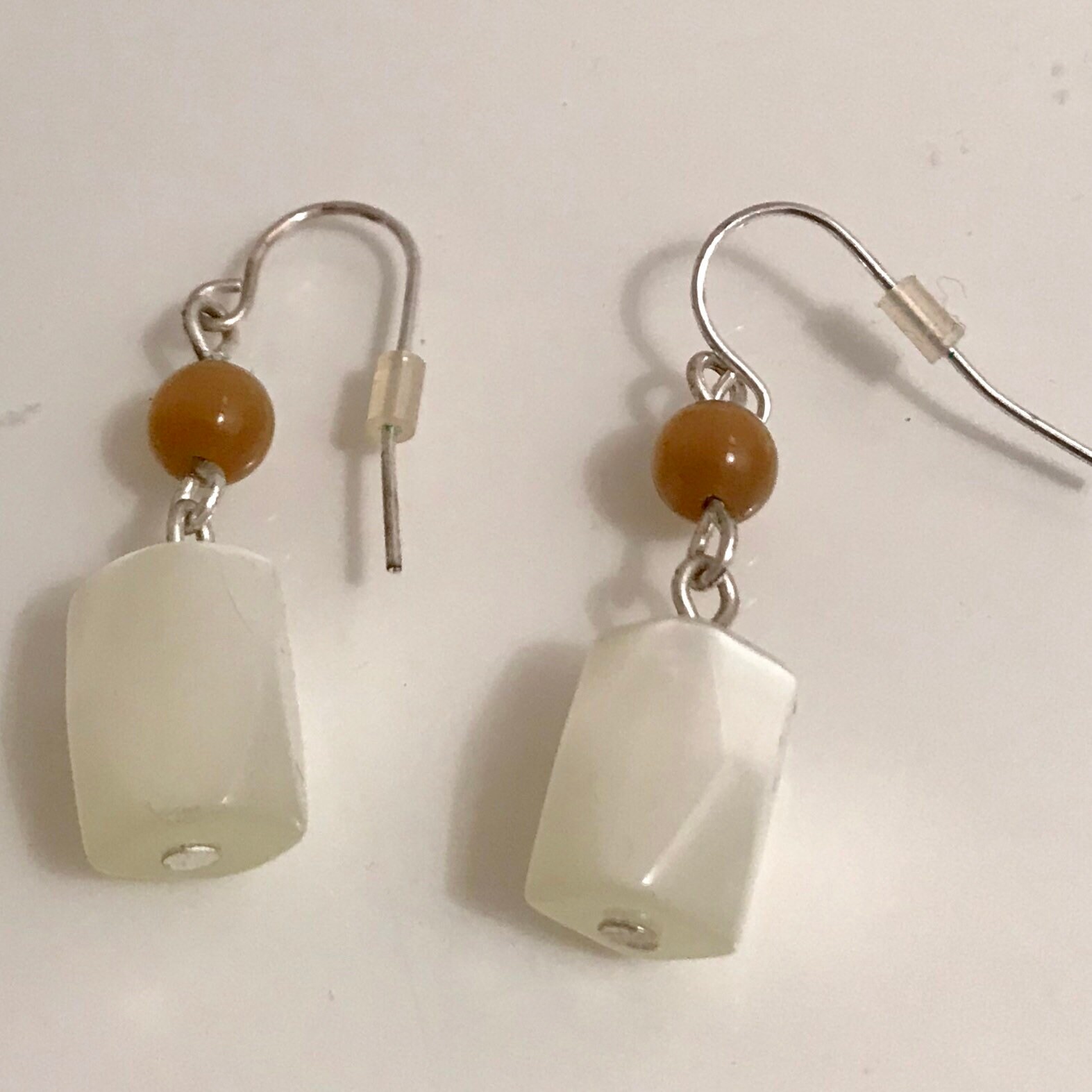 Weiße Und Braune Schimmer Ohrringe Weiße Und Braune Schimmer Ohrringe von ClassyViaDesign