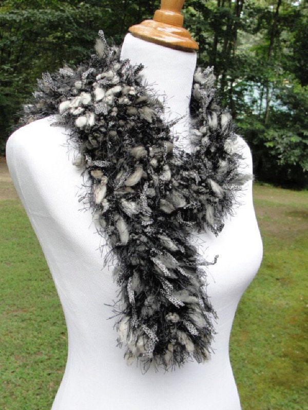 Einzigartiger, Handgestrickter Schal in Wispy Schwarz Mit Büscheln Von Und Grau Animal Print Gold Sparkle von ClassyYarns
