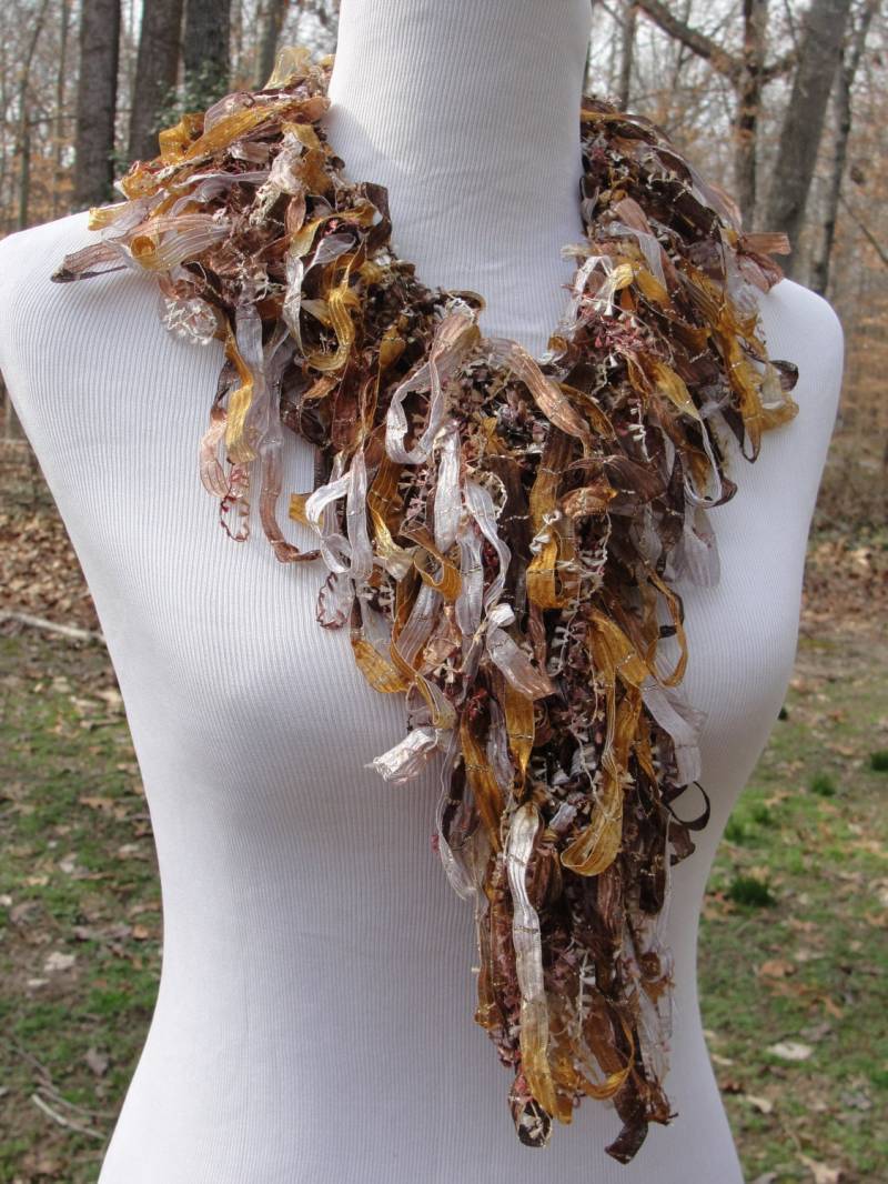 Eleganter Handgestrickter Mode-Schal in Kräftigen Braun-, Kupfer - Und Cremetönen Mit Viel Goldglanz von ClassyYarns