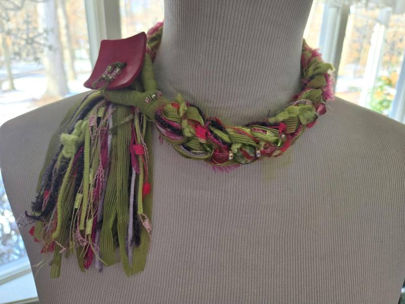 Handgefertigter Geflochtener Schal in Heißen Farben Von Pink Und Grün Mit Passenden Dekorativen Perlen Verziert von ClassyYarns